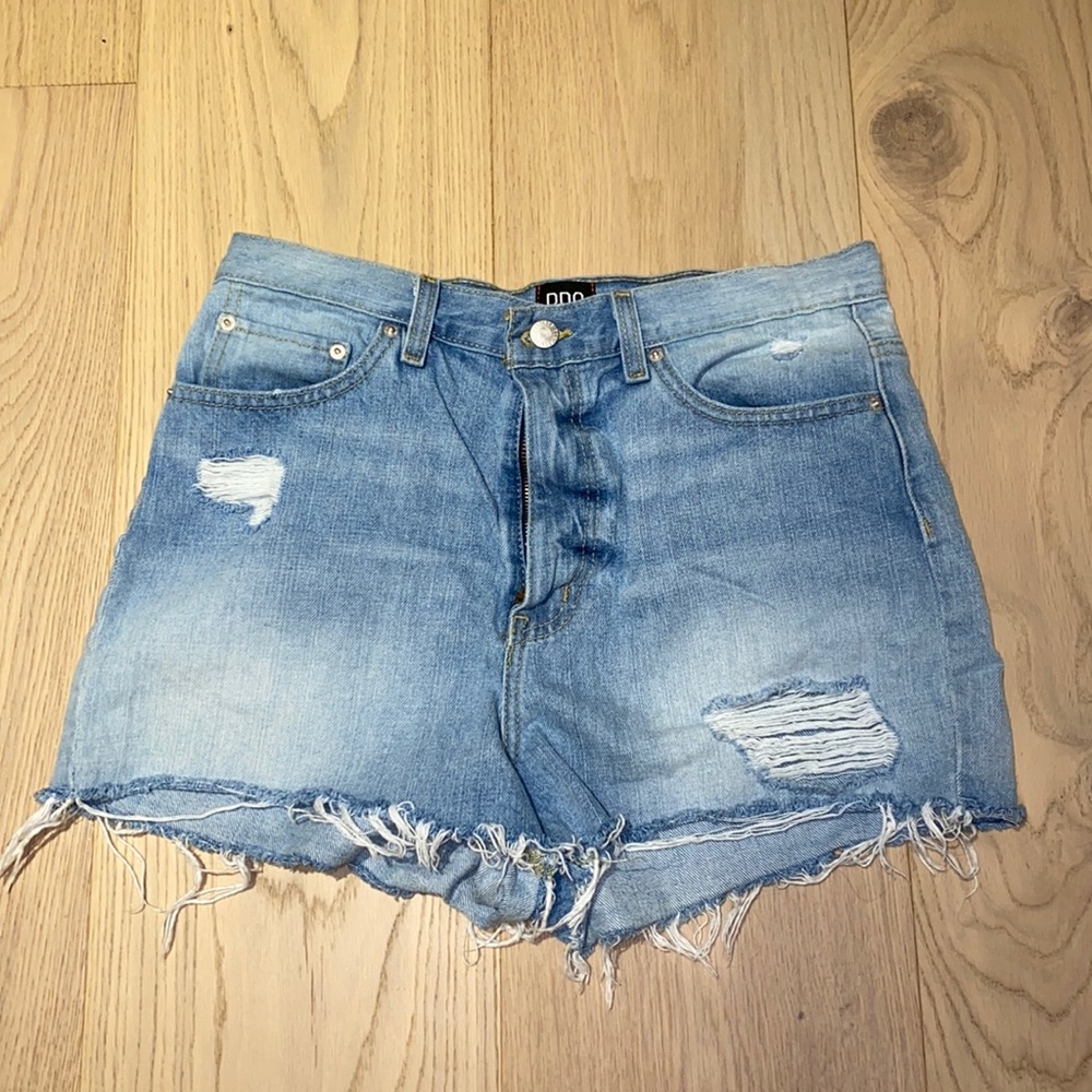 Urban Outfitters BDG Girlfriend Jean Shorts. 29